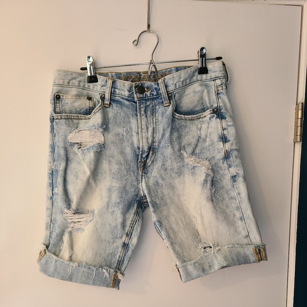 AMERICAN Eagle Outfitters - Distressed Bermuda Jean Shorts in Acid Wash -Size 31